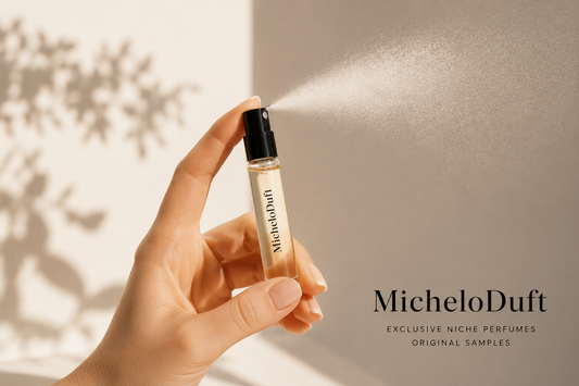 Originale Parfümprobe neben einem luxuriösen Nischenparfum auf hellem Hintergrund – Symbol für das Testen eines Duftes vor dem Kauf eines Flakons.
